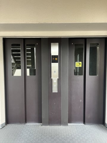 エクレール岩槻弐番館のその他共用部分|エレベーター2基付いているので朝の混雑時でも混みあいません◎