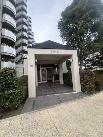 エクレール岩槻弐番館のエントランス|入り口まで屋根があるので雨の日でも安心です♪