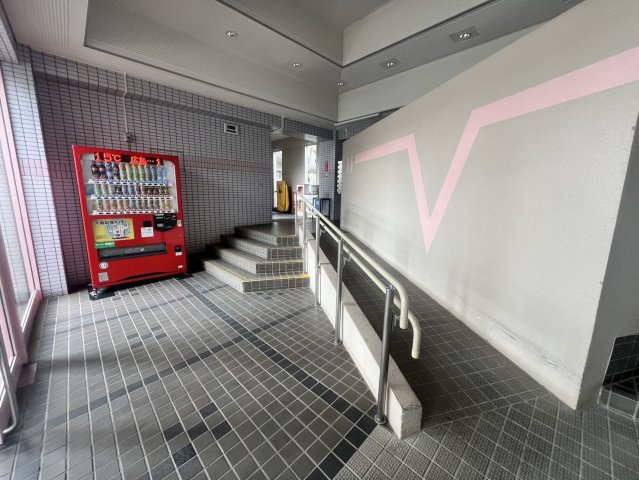 エクレール岩槻弐番館のその他共用部分|入り口には自動販売機が付いていて大変便利です
