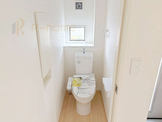 東茨城郡茨城町長岡第4　新築戸建て　1号棟のトイレ|温水洗浄便座付きのトイレ。
トイレが２ヵ所設置で朝の忙しい時間でも安心です。