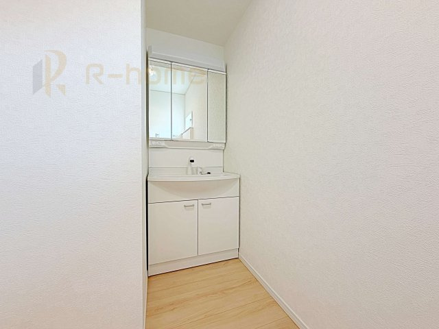 東茨城郡茨城町長岡第4　新築戸建て　1号棟の洗面所|清潔感溢れる洗面台は嬉しい三面鏡付き。洗剤や歯ブラシなどもすっきり収納できます♪