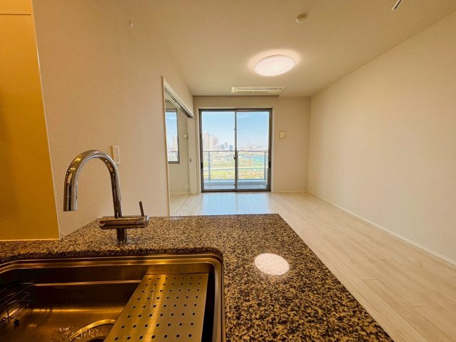 【キッチンからの風景】対面キッチンのためご家族とのコミュニケーションが図れます。また、調理をしながら眺望も望めるため作業が捗ります。