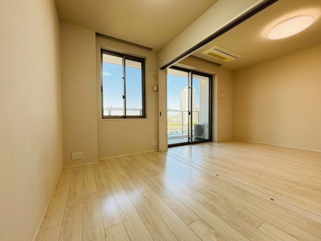 【リビング西側居室】約5.5帖/バルコニーに面した採光が取れるお部屋です。