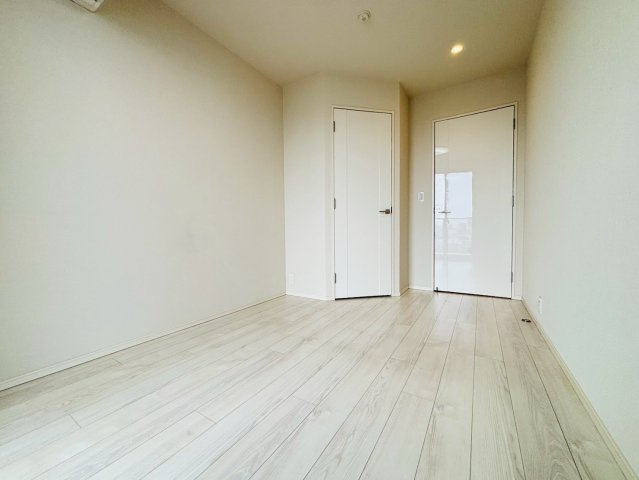 【東側居室・主寝室】約6.0帖/WIC、エアコン付き、居室からバルコニーに出ることもできますので居室でもバルコニーからでも眺望を楽しむことができます。