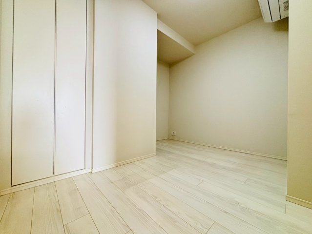 【南側居室】約5.4帖/エアコン付き、ライフスタイルに合わせて書斎や納戸としてもお使いいただけるお部屋です。