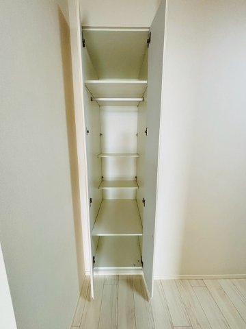 【南側居室】約5.4帖/エアコン付き、ライフスタイルに合わせて書斎や納戸としてもお使いいただけるお部屋です。