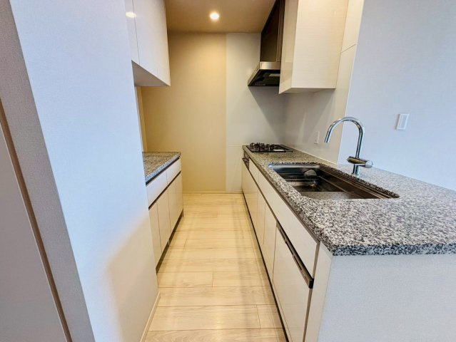 対面キッチン、食洗器付き、3口ガスコンロ、吊戸棚も含めてキッチン周りの収納が豊富です。