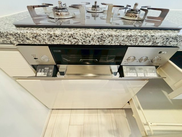 対面キッチン、食洗器付き、3口ガスコンロ、吊戸棚も含めてキッチン周りの収納が豊富です。