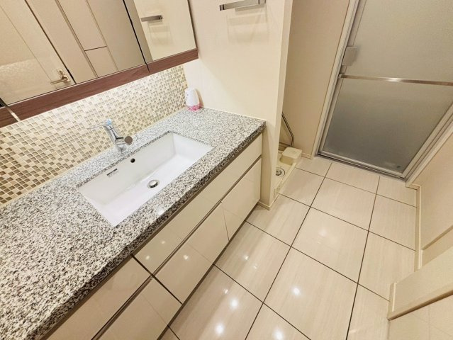 【独立洗面台・脱衣所】深型で水撥ねしにくく、カウンターを清潔に保つことができます。また、標準で御影石を使用しているため石特有のラグジュアリー感を感じさせてくれます。