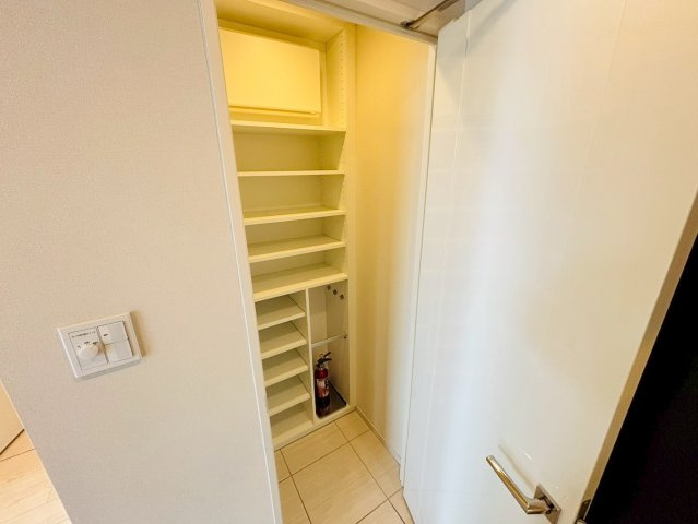 【玄関収納】靴の収納はもちろんのこと(画像左面にも靴の収納がございます)、ゴルフバッグや折り畳み式のベビーカーなども収納することができます。