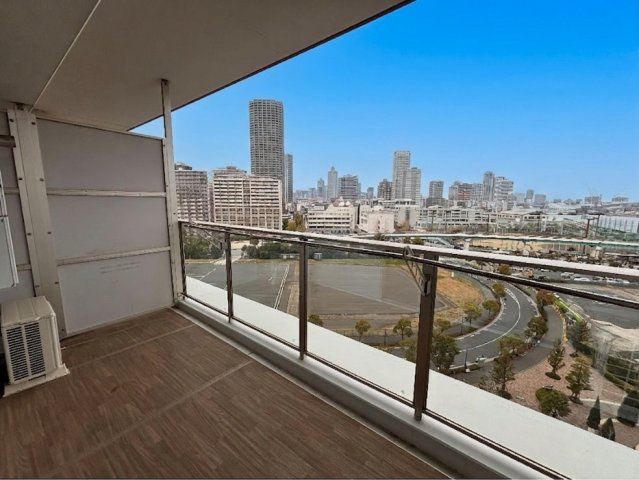 バルコニーはゆとりがあるため、椅子・机を置いて眺望を楽しむこともできますし手前に新しく洗濯干しのラックを置くこともできます。フェンスがクリアガラスになっているためリビングへの採光・眺望は良くなります。