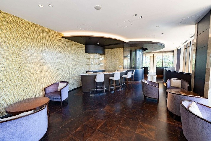 【キャビンラウンジ(2F)・オーシャンビューラウンジ(3F)】ギャラリーエントランスを抜けた先のキャビンラウンジは居住者同士の憩いの場。24時間利用可能。