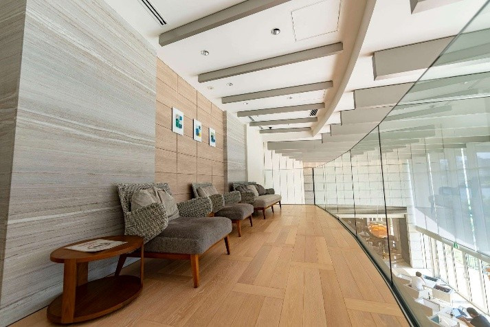 【キャビンラウンジ(2F)・オーシャンビューラウンジ(3F)】ギャラリーエントランスを抜けた先のキャビンラウンジは居住者同士の憩いの場。24時間利用可能。