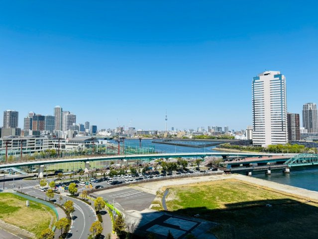 北向きの為、月島・東京スカイツリーを望む眺望／夜景も綺麗で、バルコニーからまっすぐ東京スカイツリーを望むことができるのがポイントです。東側には水路が広がっており水面と敷地内の緑を望むことができます。