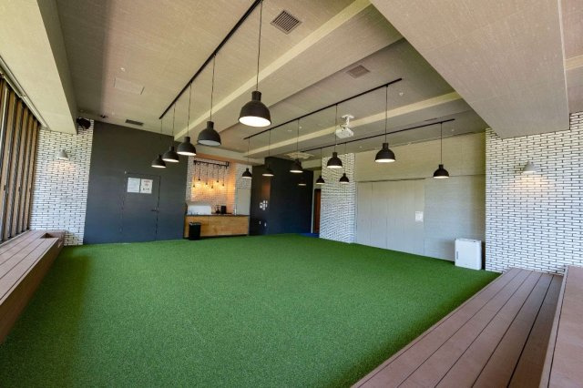 【オーナーズリビング(1F)】屋内の人工芝の多目的スペース
スノーピークの備品で統一されており、テントを張ることはもちろん、様々なイベントやファミリー・仲間の憩いの場としても利用されている。
