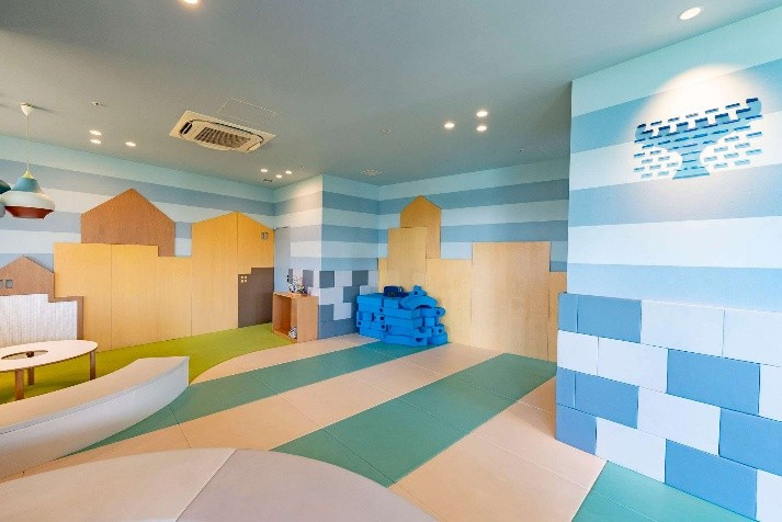 【キッズスクエア(2F)】豊富なおもちゃに囲まれたキッズスペース
広く、のびのびとしたキッズスクエアは、世界の優れたあそび道具を販売するボーネルンドとコラボ。
