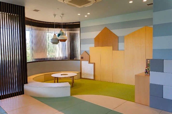 【キッズスクエア(2F)】豊富なおもちゃに囲まれたキッズスペース
広く、のびのびとしたキッズスクエアは、世界の優れたあそび道具を販売するボーネルンドとコラボ。
