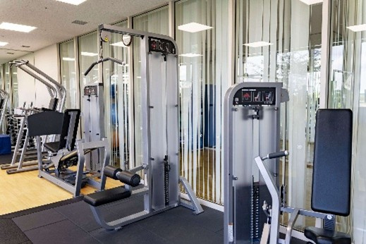 【アクティビティスペース【屋内】(1F)】セキュリティ内だから安心。運動マシン、マッサージチェア、酸素カプセル、フィットネススタジオを利用可能。
