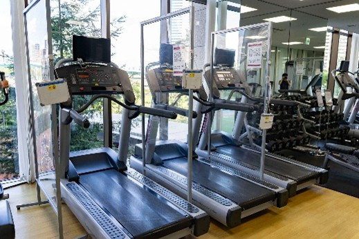 【アクティビティスペース【屋内】(1F)】セキュリティ内だから安心。運動マシン、マッサージチェア、酸素カプセル、フィットネススタジオを利用可能。
