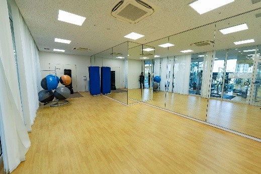 【アクティビティスペース【屋内】(1F)】セキュリティ内だから安心。運動マシン、マッサージチェア、酸素カプセル、フィットネススタジオを利用可能。
