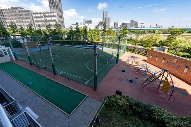 【アクティブパーク【屋外】屋外ながらセキュリティエリア内に位置するグラウンド（アクティブパーク）には、ボーネルンドの遊具が配されたキッズフィールドの他、フットサルコート（貸切可）、バスケットコート有
