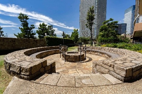 【暖憩テラス（BBQスペース）・冒険の森・じゃぶじゃぶ池】まるで異国のリゾート。屋外を愉しみ尽くす共用ガーデン
四季の花が楽しめる空間。外構はオリエンタルランドが監修。