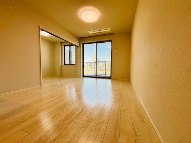 約10帖で、隣接した洋室が引き戸であるためリビング・ダイニングをより広々と使うことも可能です。