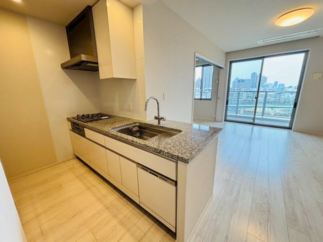 対面キッチン、食洗器付き、3口ガスコンロ、吊戸棚も含めてキッチン周りの収納が豊富です。