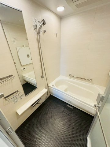 カラリ床で短時間で床面の水が乾くためカビにくく、柔らかい仕様のため、お子様やご高齢の方が転倒しても怪我をしにくい素材となっております。