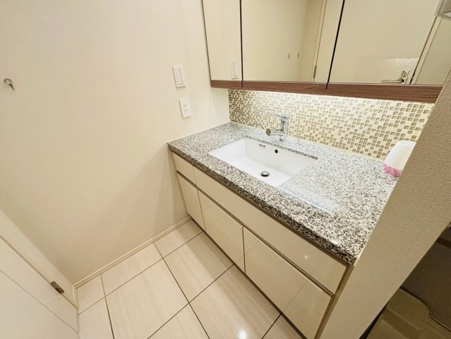 【アンダーカウンター型洗面ボウル】深型で水撥ねしにくく、カウンターを清潔に保つことができます。また、標準で御影石を使用しているため石特有のラグジュアリー感を感じさせてくれます。