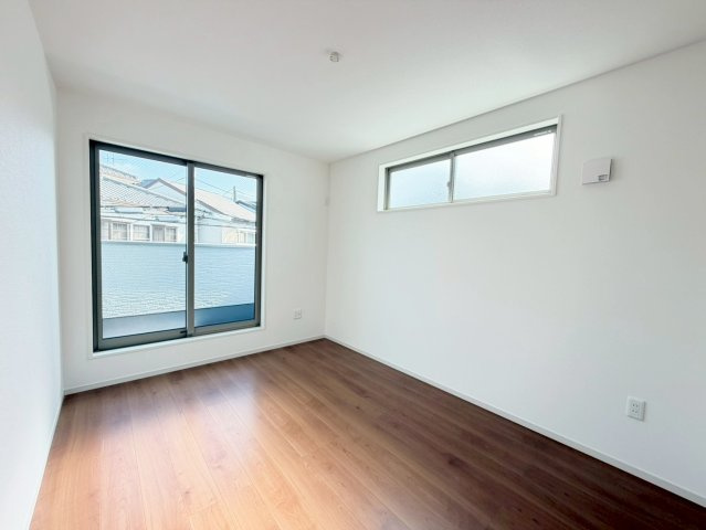 桂池尻町　Ⅰ期２号地の洋室|【２号地：洋室】
バルコニーから取り入れたお洗濯物はそのままCLに収納できる家事楽同線です。（R8.2撮影）