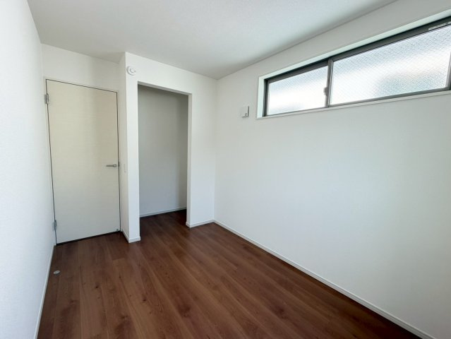 桂池尻町　Ⅰ期２号地の洋室|【２号地：洋室】
オープンクローゼットにつきお洋服の出し入れがラクラク！上部は棚になっている為、収納ボックス等を使えば整理整頓がしやすくお部屋がスッキリ片付きますね♪（R8.2撮影）