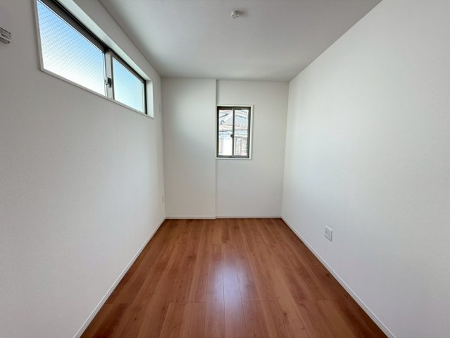 桂池尻町　Ⅰ期２号地の洋室|【２号地：洋室】
納戸は収納としてはもちろん、お部屋としてもご利用いただけます！テーブルやイスを置いて書斎になどいかがでしょうか？？（R8.2撮影）