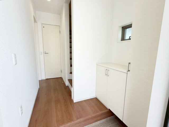 桂池尻町　Ⅰ期２号地の玄関|【２号地：玄関】
シューズボックスが備え付けの玄関。ご家族の靴がスッキリ片付き気持ちよくご家族やお客様をお出迎え。（R8.2撮影）