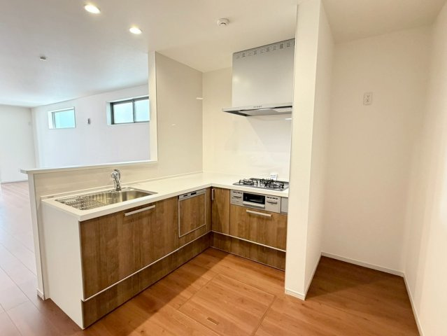 桂池尻町　Ⅰ期２号地のキッチン|【２号地：LDK】
正面に遮るものがない対面キッチン。キッチンワークをしながらお子様の様子も確認できる忙しいパパママに嬉しい配置です。