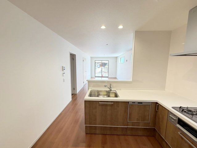 桂池尻町　Ⅰ期２号地のキッチン|【２号地：LDK】
奥行きがあり、視線が抜ける心地よいリビング空間！（R8.2撮影）