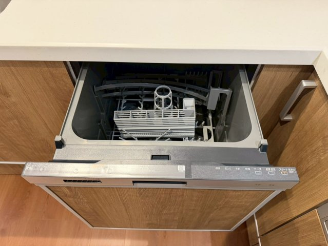 桂池尻町　Ⅰ期２号地のキッチン|【２号地：食器洗浄乾燥機】
家族分の食器もまとめて洗ってくれる食器洗い乾燥機！食後の団らん時間もご家族と一緒に楽しむことができます！手肌にも優しくママも嬉しい！