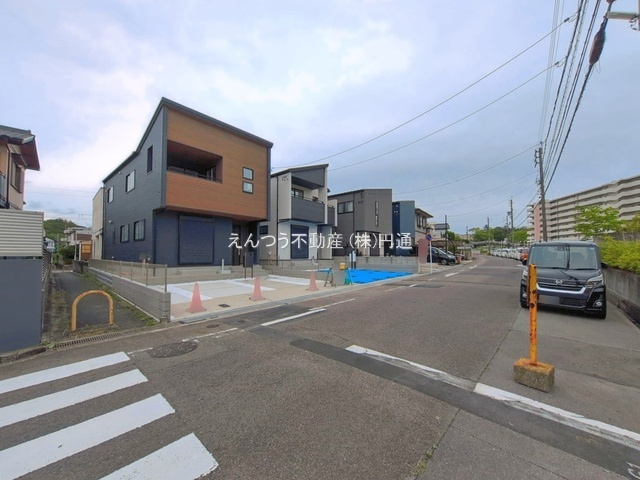 ブルーミングガーデン原山台の前面道路含む現地写真