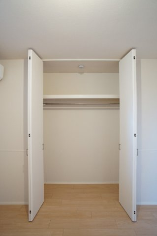 【収納】 | ラビアンローゼ | 5.6帖洋室内の天井高クローゼットです。