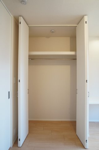 【収納】 | ラビアンローゼ | 4.0帖洋室内にある天井高クローゼットです