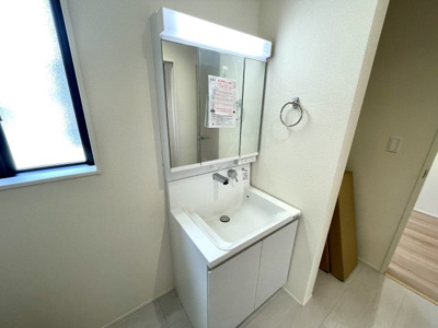 【独立洗面台】 | 【新築分譲住宅～GRAFARE～】山形市浜崎　1棟 | 【Powder room】
十分な大きさの洗面台は収納もさる事ながら、身だしなみチェックや歯磨きなど、朝の慌ただしい時間でもホテルライクなスペースで余裕とゆとりを感じて頂けます。