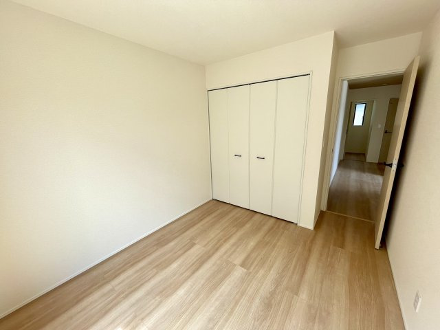 【洋室】 | 【新築分譲住宅～GRAFARE～】山形市浜崎　1棟 | 【Room】
1日の疲れを癒し、心地よく寛げるようゆったりとした広さを確保しています。プライベートタイムをより優雅に穏やかに…。落ち着いた雰囲気を紡ぎます。