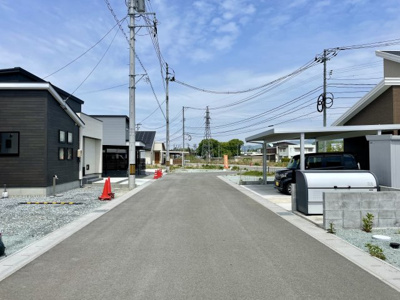 【前面道路含む現地写真】 | 【新築分譲住宅～GRAFARE～】山形市浜崎　1棟 | 全棟、幅6メートルの広い道路に面しており、ストレス少なく出入りできます。