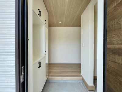 【玄関】 | 【新築分譲住宅～GRAFARE～】山形市浜崎　1棟 | 【Entrance】
清潔感溢れる玄関がお出迎えする本邸宅の物語は、ここから始まる日常を期待させます。この場所には「希望」と「優越」で包み込んでくれる「特別」な空間があります。