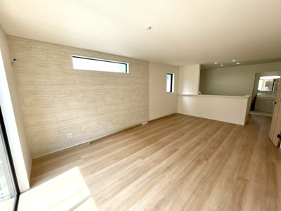 【居間・リビング】 | 【新築分譲住宅～GRAFARE～】山形市浜崎　1棟 | 【Living room】
家族と過ごすひと時を溢れる光が優しく包み込むリビングダイニング。家族とともに、心穏やかに過ごすひととき。家族との時間、自分の時間を大切にできる空間になります
