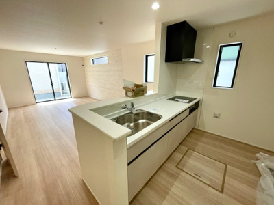 【キッチン】 | 【新築分譲住宅～GRAFARE～】山形市浜崎　1棟 | 【Kitchen】
ご家族みんなで調理ができる位のスペースを実現したキッチン空間となっております。みんなで作った料理を召し上がりながらの会話は、どのような物になるのでしょうか。