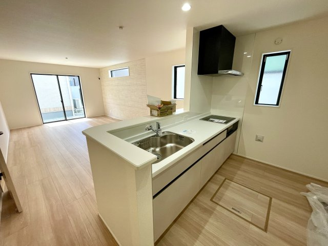 【キッチン】 | 【新築分譲住宅～GRAFARE～】山形市浜崎　1棟 | 【Kitchen】
ご家族みんなで調理ができる位のスペースを実現したキッチン空間となっております。みんなで作った料理を召し上がりながらの会話は、どのような物になるのでしょうか。
