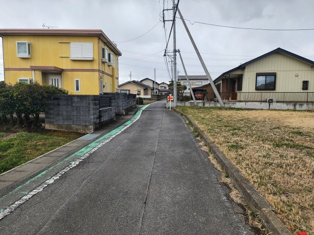 高崎市南新波町売土地の前面道路含む現地写真