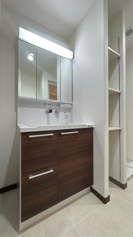 【独立洗面台】 | アンピール空港南☆仲介手数料無料☆ | １日の始まりを迎える、この場所。大きな鏡と明るい照明が、眠たい朝も優しく包みます。
シャンプードレッサー仕様で、落ちた髪の毛を流すのもラクチン♪