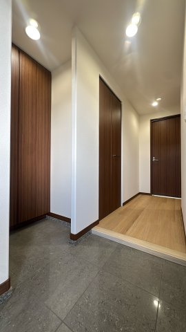 【玄関】 | アンピール空港南☆仲介手数料無料☆ | シューズボックス付きで玄関周りもスッキリ。品格を感じさせる落ち着いた空間です。